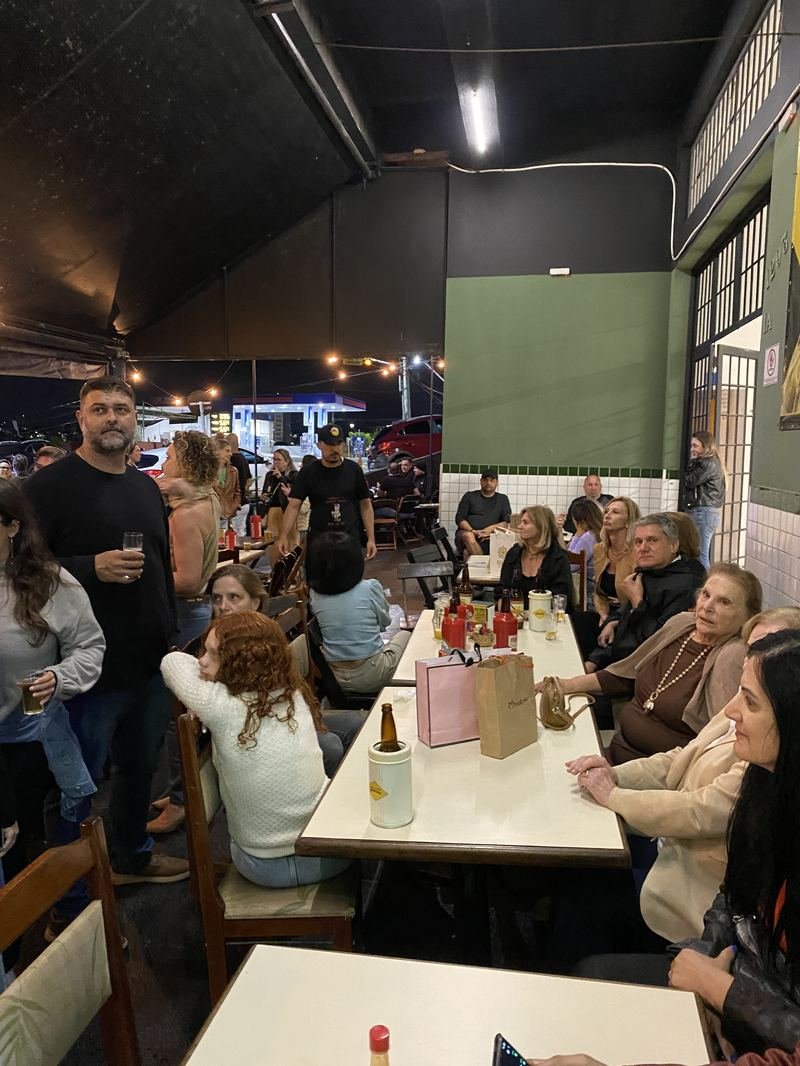 Esquina do Bar do Ari vista da calçada portuguesa à noite