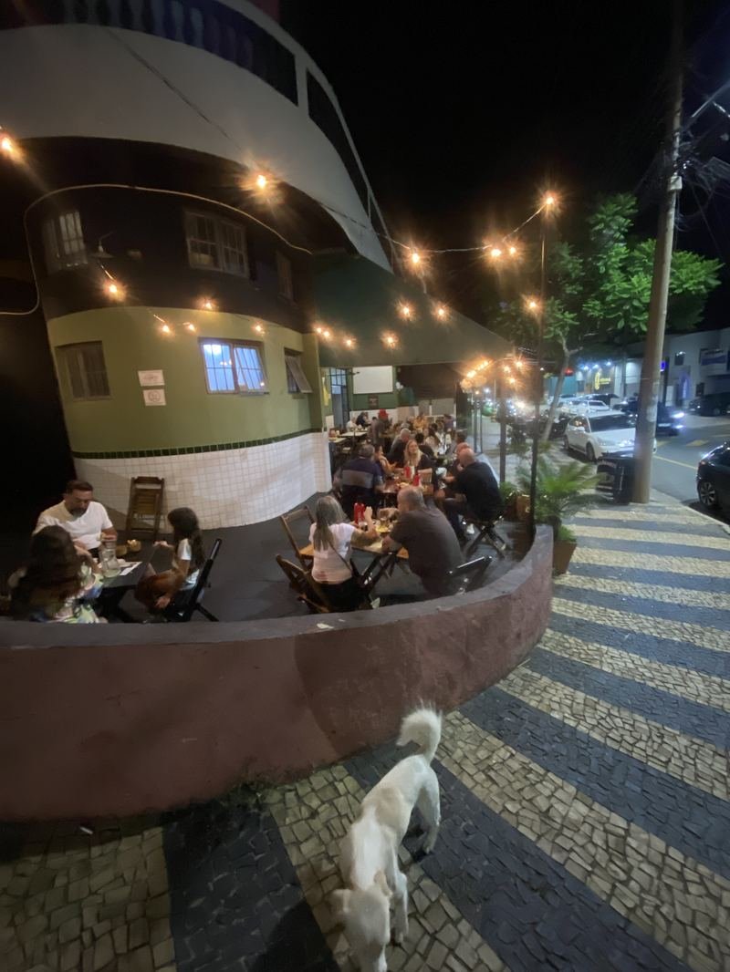 Fachada do Bar do Ari com todas as mesas ocupadas