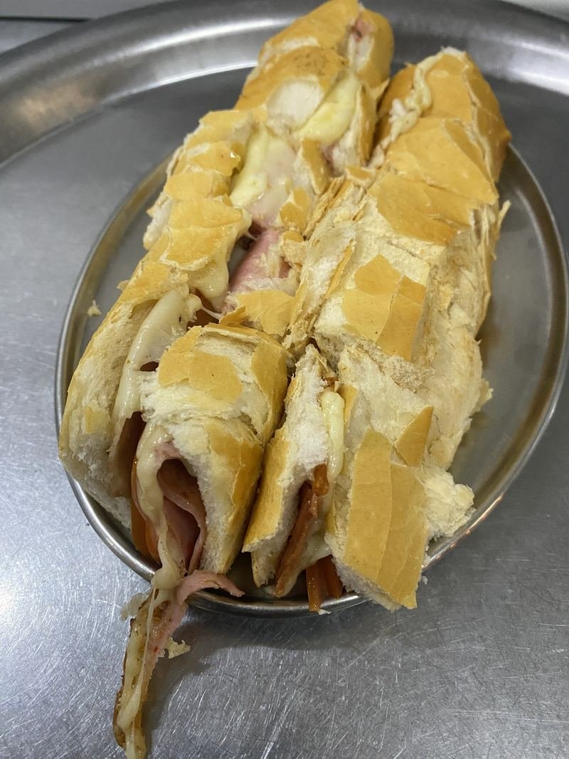 Lanche de carne e queijo no pão francês cortado boquinha de anjo