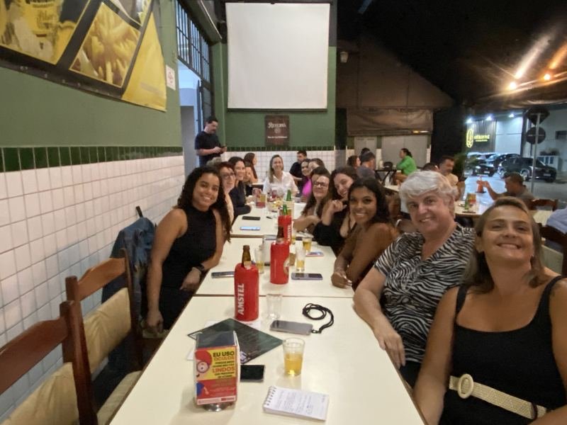 Família reunida em volta da mesa no Bar do Ari