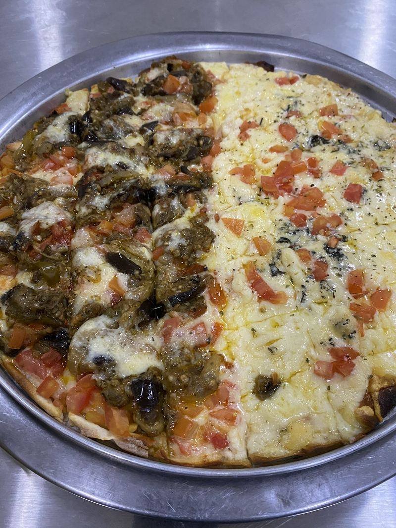 Pizza meio a meio com berinjela e queijos na assadeira